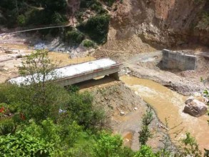 सुर्नया नदीमा मोटरेबल पुल निर्माण कार्य अलपत्र, सकार –कैलपाल जोड्ने सडक अवरुद्ध 